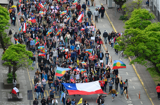 Miles de chilenos marchan tras cancelación de cumbres