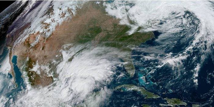 Florida registra fuerte oleaje y vientos por tormenta Néstor
