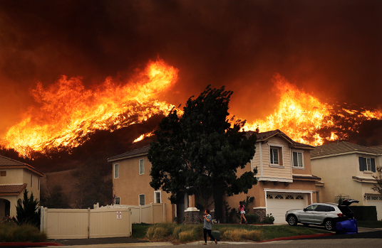 Varias celebridades abandonan sus mansiones por los incendios en California