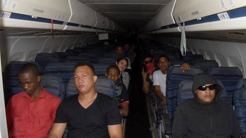 Parte de los pasajeros que fungieron ser rehenes durante el simulacro