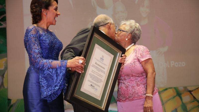 01 Enemencio Del Pozo Mercedes Kilson con 55 años de ejemplar unión matrimonial se dan un tierno beso en un gesto de amor