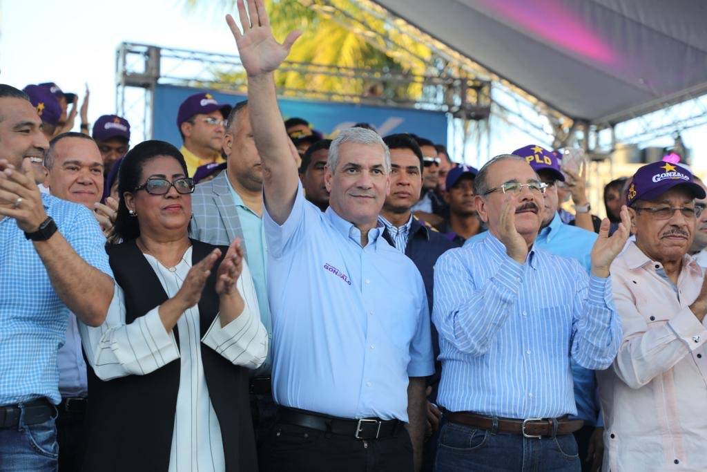 Gonzalo Castillo junto a Danilo Medina juramentan candidatos en SDN