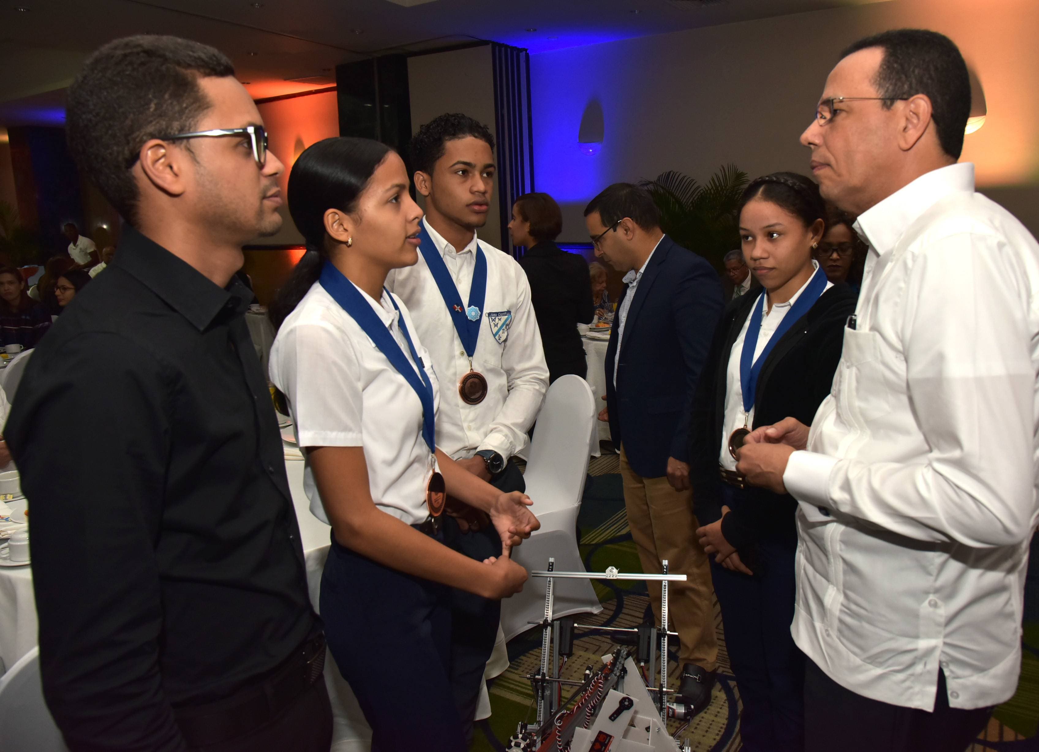 Antonio Peña Mirabal apoya estudiantes que ganaron bronce en mundial de robótica en Dubái
