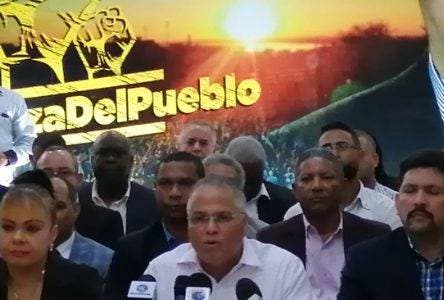 Decenas de coordinadores  abogados del  Partido de la Liberación Dominicana (PLD) renunciaron a la membresía de la organización oficial y decidieron seguir el liderazgo del Dr. Leonel Fernández y la Fuerza del Pueblo (FP), durante un acto celebrado en la oficina política del ex mandatario de ciudad.  Hoy/Fuente Externa 5/11/19