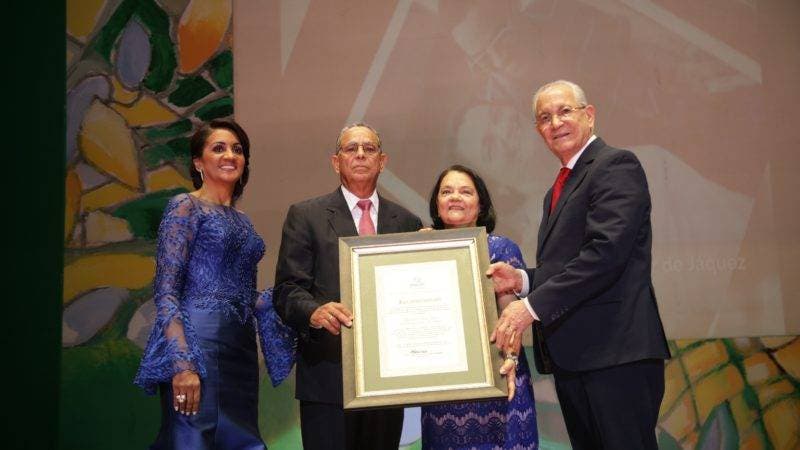 Agustín de Jesús Jáquez y Celedonia Gómez reciben reconocimiento de Cándida Montilla de Medina y Antonio Vargas