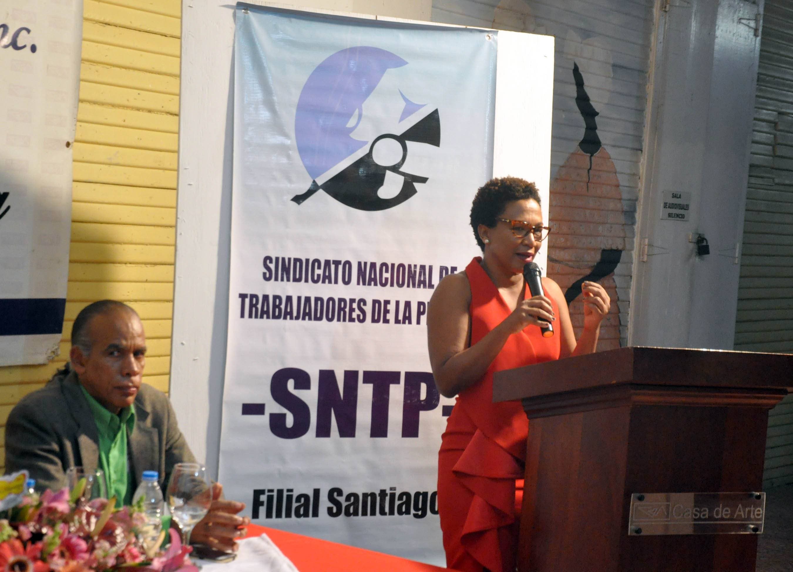 La periodista Edith Febles participa en Tertulia de la Prensa del SNTP Santiago