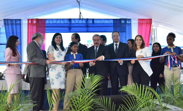 Danilo Medina entrega cinco escuelas y una estancia infantil en Santo Domingo Este
