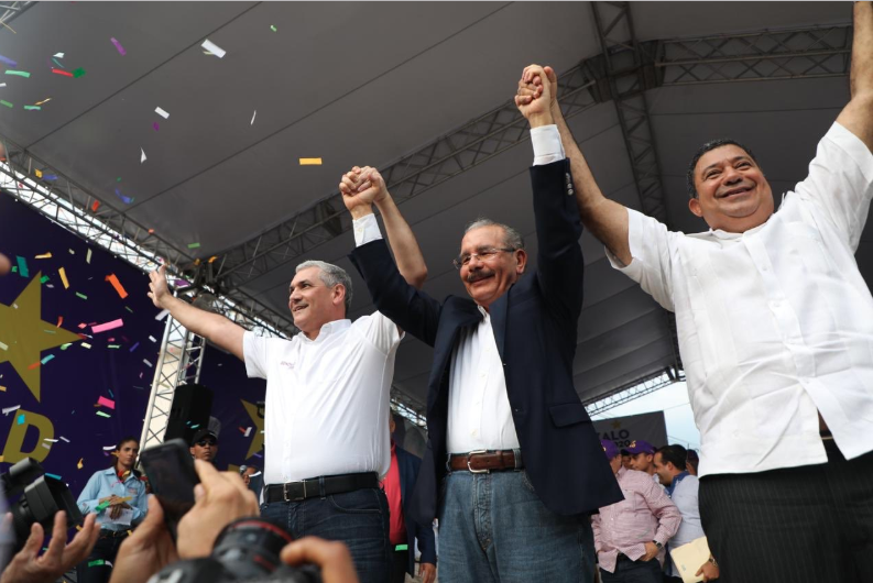 Danilo Medina se suma a acto en respaldo a Gonzalo Castillo y otros candidatos en La Vega
