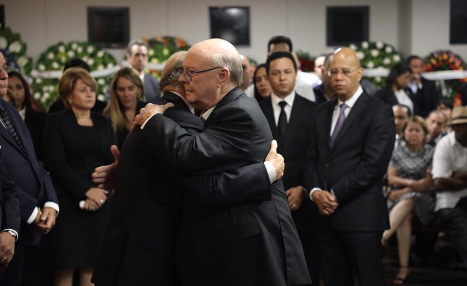 De pie frente al féretro, Danilo Medina recibe condolencias de amistades