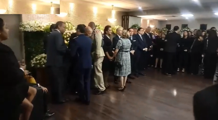 Altos funcionarios y otras personalidades llegan a velatorio padre Danilo Medina en Funeraria Blandino
