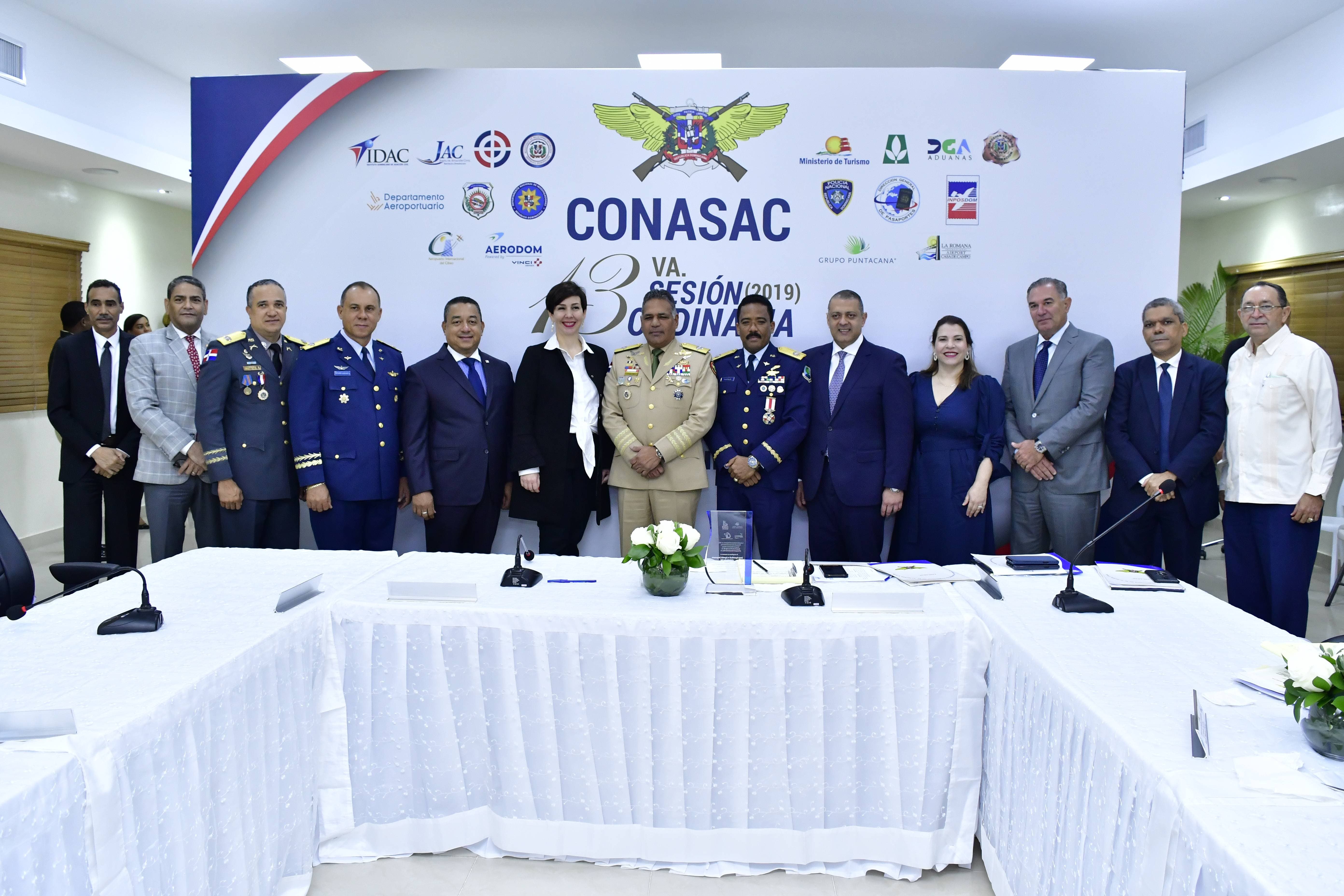 Administradores Aeropuertos del país reconocen al director del CESAC