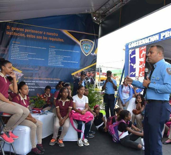 Policía Escolar imparte charlas en Festival Cultural Hermanas Mirabal