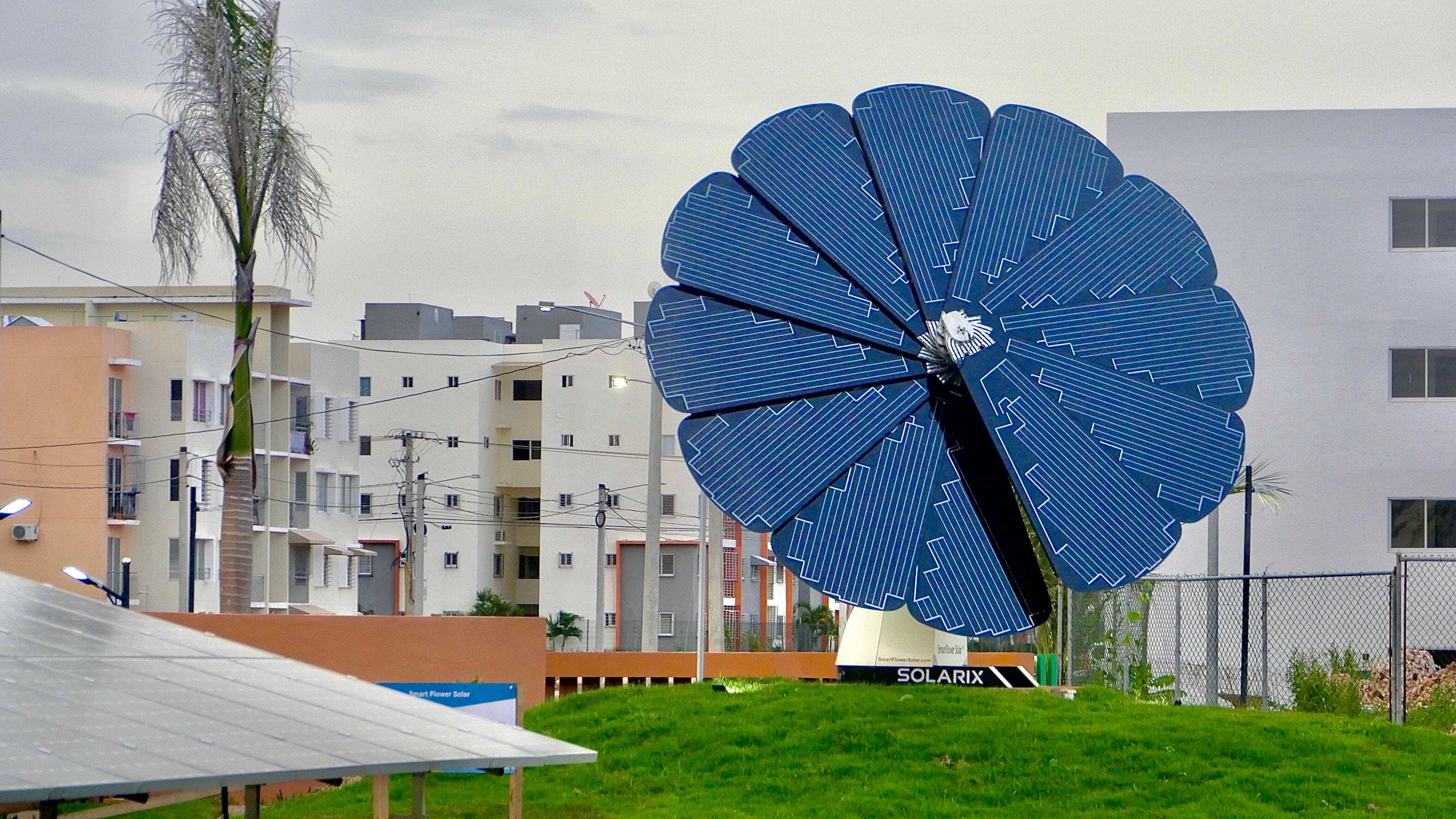 AES donó primer “Girasol solar inteligente” de RD y el Caribe