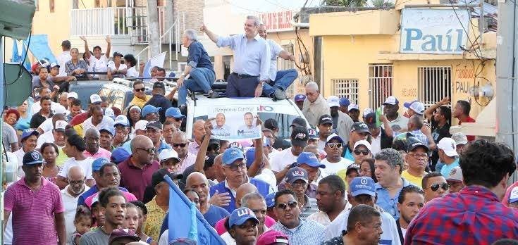 Luís Abinader agradece entusiasmo de pobladores de SDO con candidatos del PRM