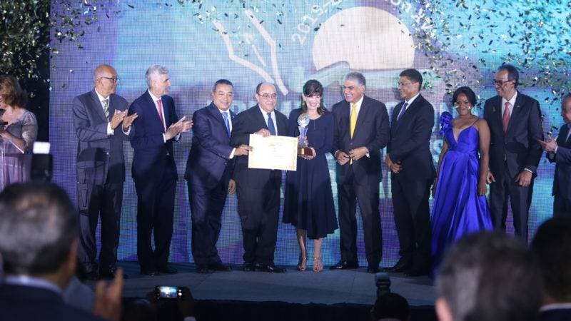 Manuel Quiterio al momento de recibir el Gran Premio