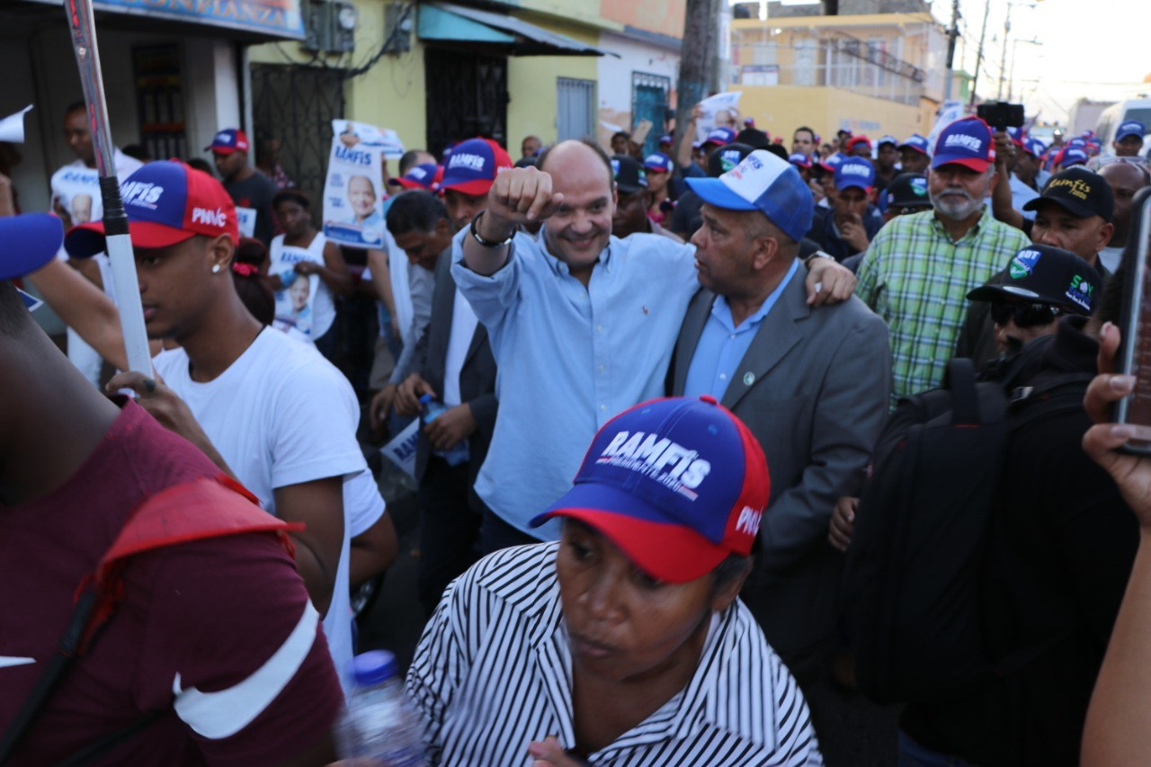 Ramfis se lanza a la calle con sus candidatos municipales