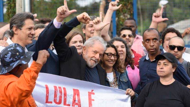 Former Brazilian President Luiz Inacio Lula da Silva gestures as he leaves the Federal Police Headquarters, where he was serving a sentence for corruption and money laundering, in Curitiba, Parana State, Brazil, on November 8, 2019. - A judge in Brazil on Friday authorized the release of ex-president Luiz Inacio Lula da Silva, after a Supreme Court ruling paved the way for thousands of convicts to be freed. (Photo by HENRY MILLEO / AFP)