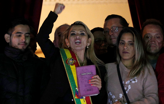 Senadora opositora Jeanine Áñez asume la presidencia interina de Bolivia