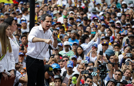 Guaidó llama a “insistir” hasta que los militares le den la espalda a Maduro