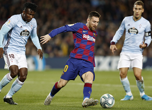 Messi decide con un triplete a balón parado