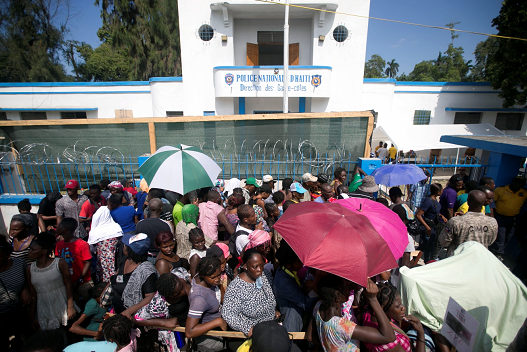 Haitianos buscan atención médica en buque hospital de EEUU