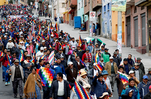 Afines a Evo Morales marchan y bloquean en contra de la presidenta interina