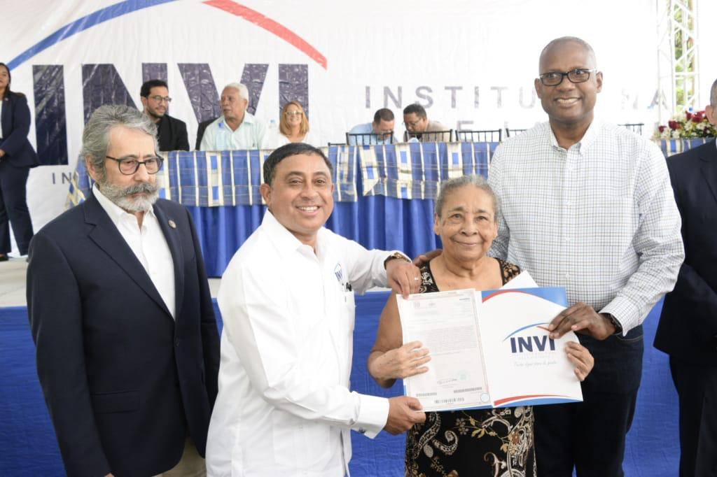 INVI entrega más de 600 títulos de propiedad en Santo Domingo Este