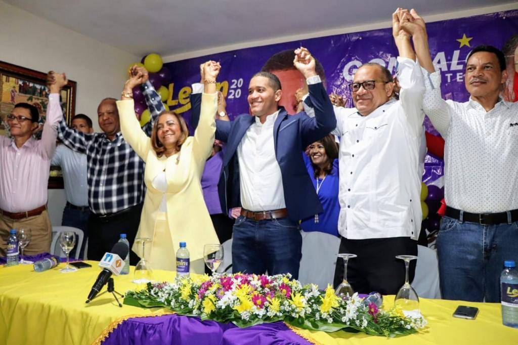 Candidato a alcalde por SJM escoge a maestra Alfonsina de la Rosa como compañera de boleta