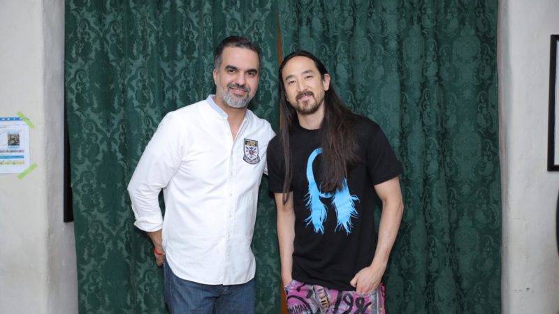 Carlos Graveley gerente de Promociones de Casa Brugal con el DJ Steve Aoki 1