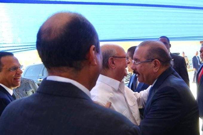 Danilo Medina y Hipólito Mejía se dan abrazo durante acto en San Cristóbal