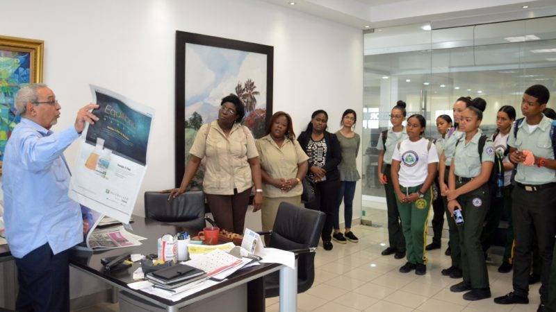 Estudiantes junto Sub director del periódico Hoy el señor Nelson Marrero 1