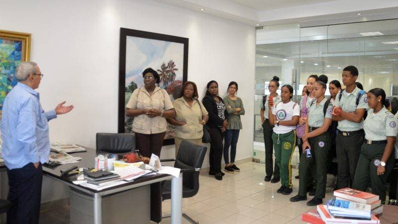 Estudiantes junto Sub director del periódico Hoy el señor Nelson Marrero