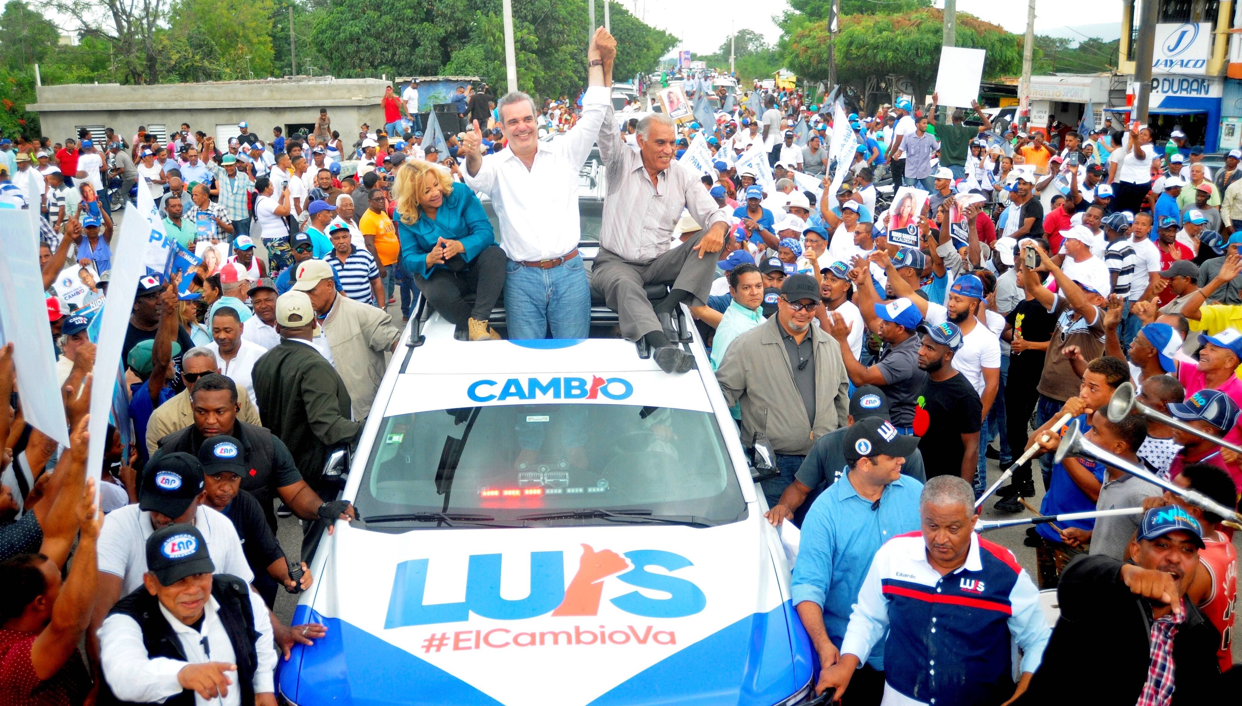 Luis Abinader encabeza caravana junto a Manuel Matos de Alianza País y Hanoi Sánchez de Fuerza del Pueblo