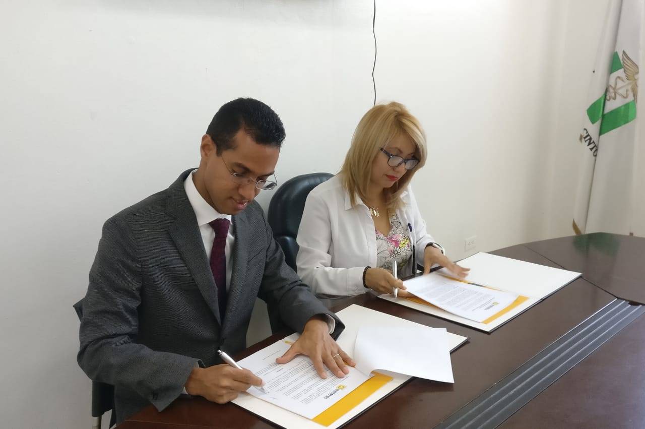 Hospital y Universidad UNIREMHOS firman acuerdo para mejorar calidad del trabajo de enfermeras del país