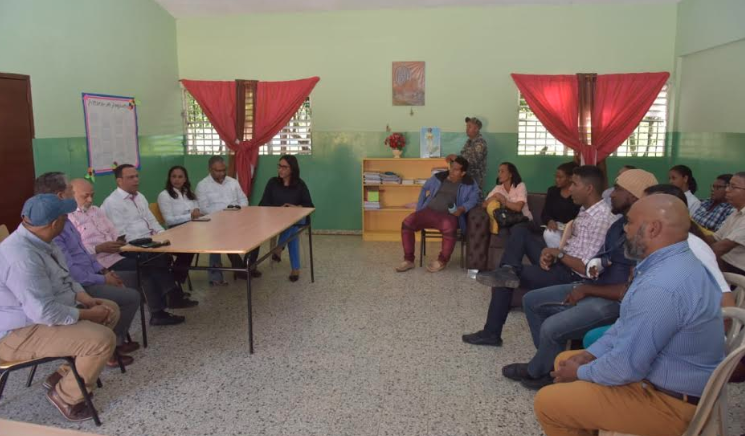 Ministro de Educación se reúne con autoridades de Samaná