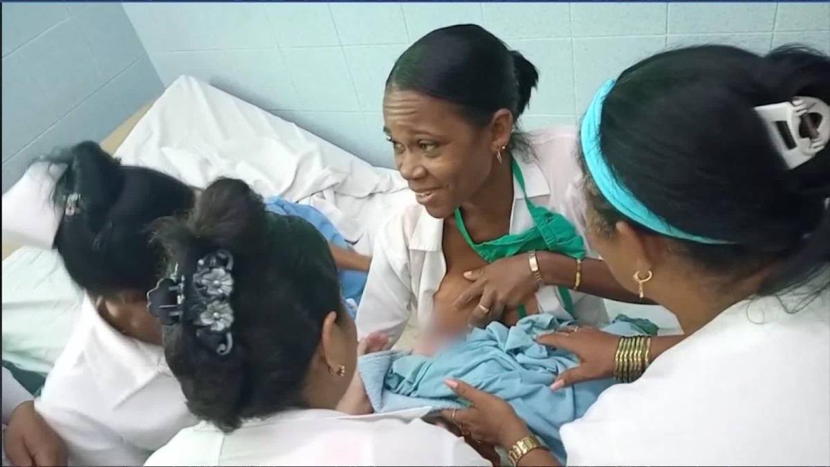 La imagen que conmueve a Cuba: doctora amamantando a una bebé abandonada