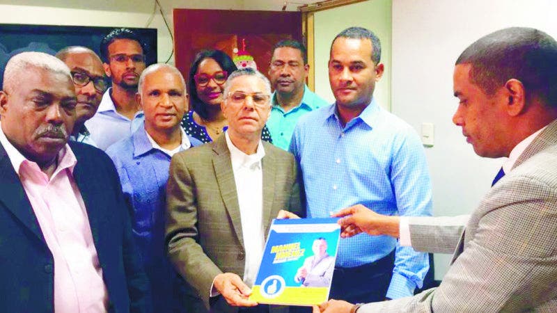 El candidato a Alcalde del PartidoRevolucionario Moderno (PRM) y una coalición de organizaciones políticas,licenciado Manuel Jiménez, presentó su Programa de Gestión Municipal ante laJunta Electoral de Santo Domingo Este para el período 2020-2024.
 Manuel Jiménez,  quien también se destaca como cantante ycompositor, hizo la entrega al licenciado Francis Alcántara Santa, secretariode la Junta Electoral de Santo Domingo Este.  Hoy/Fuente Externa 8/1/20