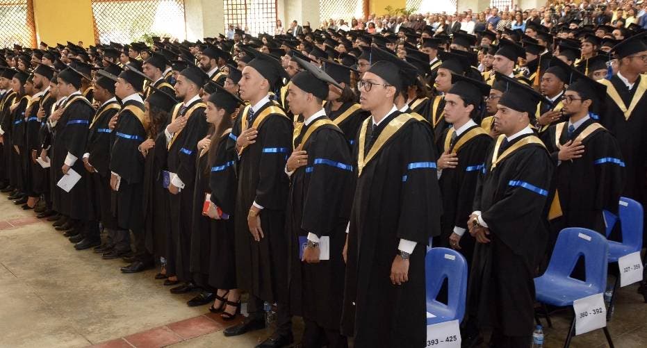 La Pontificia Universidad Católica Madre y Maestra (PUCMM) celebró su  Centésima Primera Ceremonia de Graduación del campus de Santiago, en la que fueron  investidos 661 graduandos.