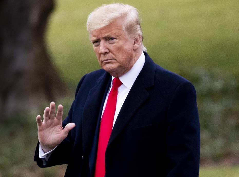 Washington (United States), 28/01/2020.- US President Donald J. Trump waves as he walks across the South Lawn of the White House to depart by Marine One, in Washington, DC, USA, 28 January 2020. Trump travels to New Jersey for a campaign rally. (Estados Unidos) EFE/EPA/MICHAEL REYNOLDS