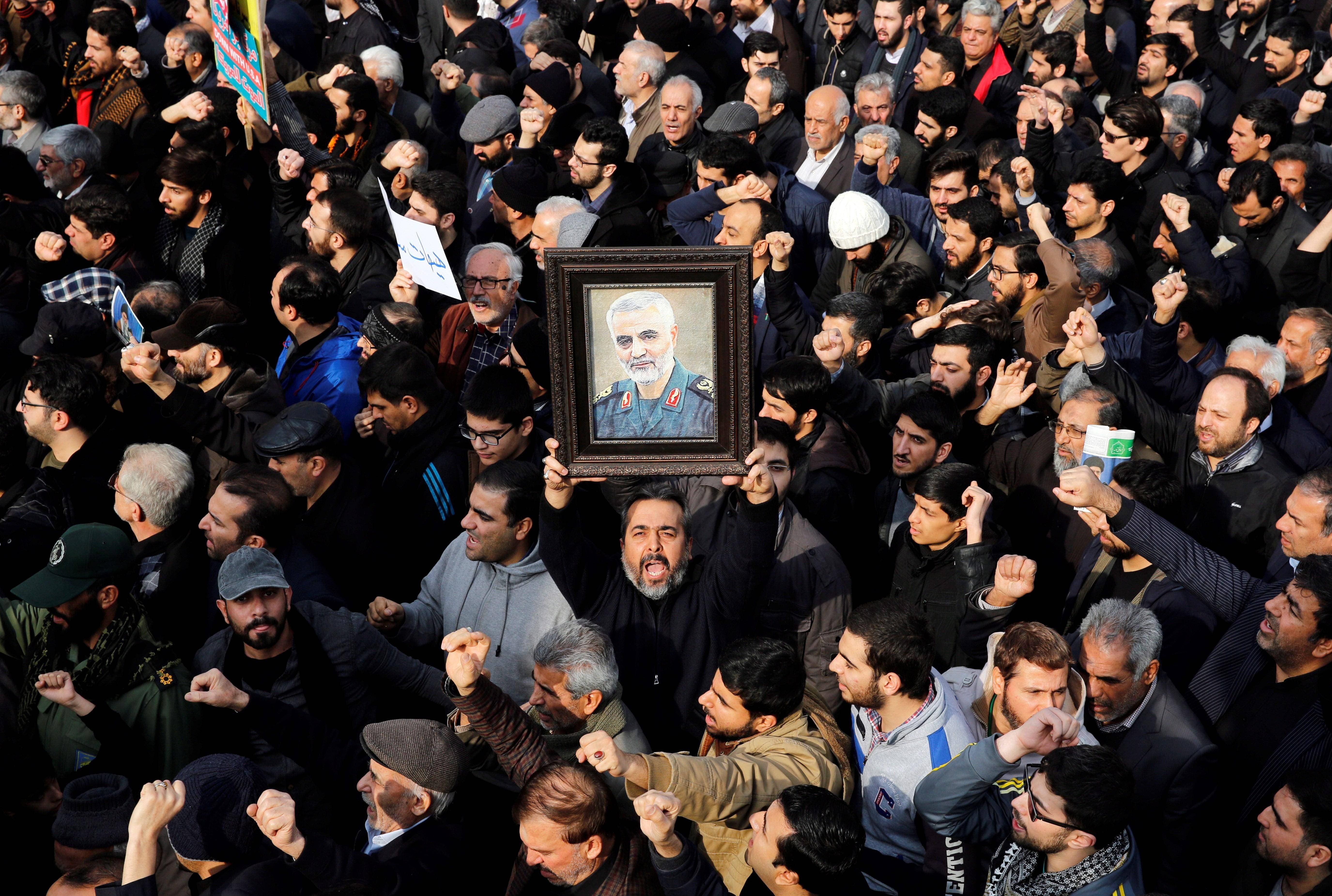 Irak: miles despiden a general iraní muerto en ataque EE.UU.