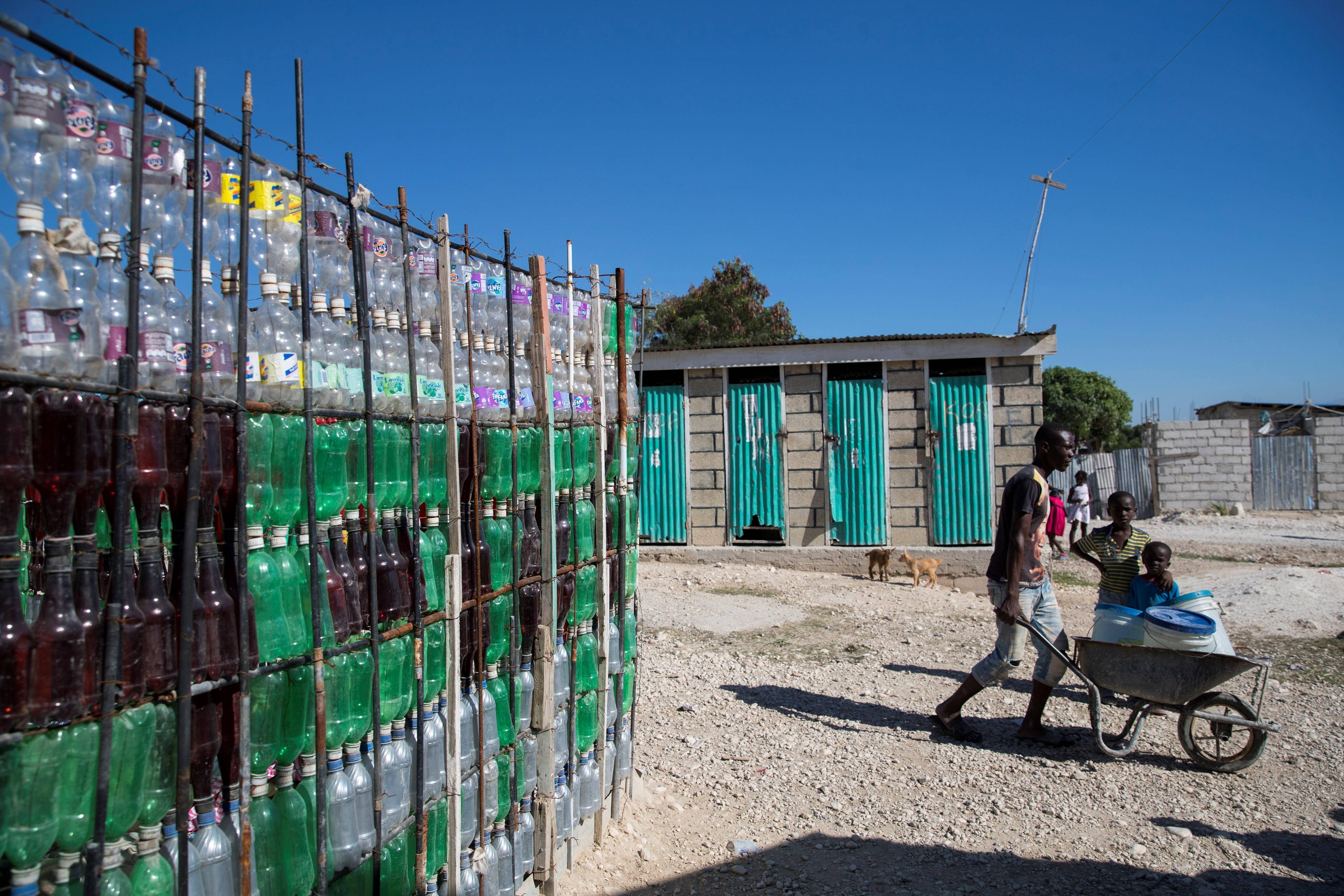 Sin agua potable, bajo techos de zinc y con hediondas letrinas,  llevan 10 años malviviendo en refugios del terremoto de Haití