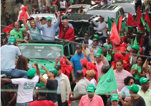 Leonel Fernández recorre calles de San Pedro junto a candidatos municipales