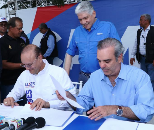 Luis Abinader firma acuerdo para construir planta de aguas residuales