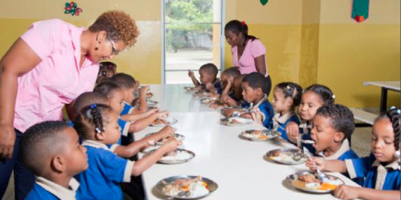 Asegura estudiantes reciben reaciones alimenticias desde el primer día