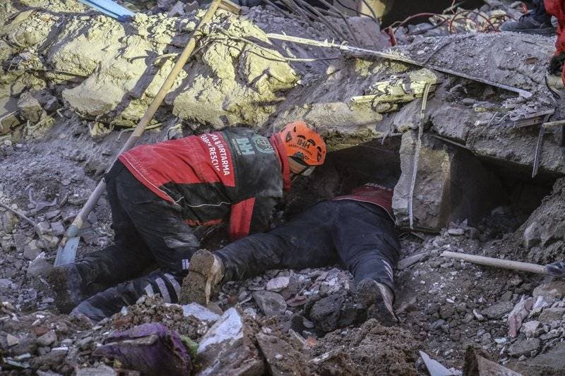 Luchando contra el tiempo y el frío, los rescatistas en Turquía buscan sobrevivientes del sismo que dejó 31 muertos