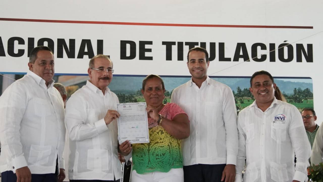 Presidente Medina entrega 1,911 certificados de títulos a parceleros y residentes de Montecristi