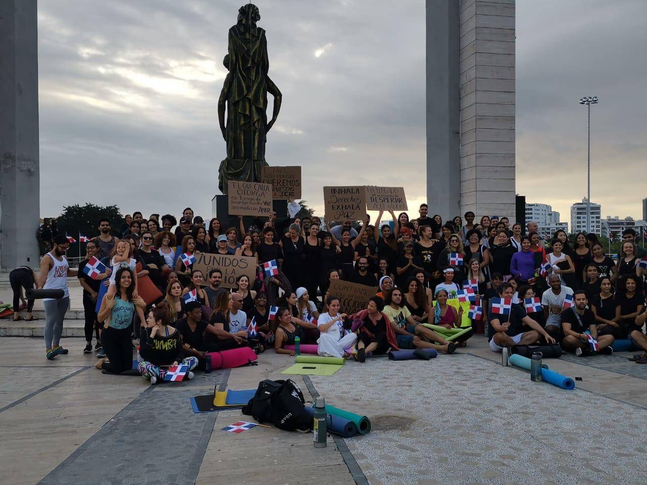 Fotos y videos: Plaza de la Bandera: Unas 200 personas madrugaron e hicieron yoga por la democracia