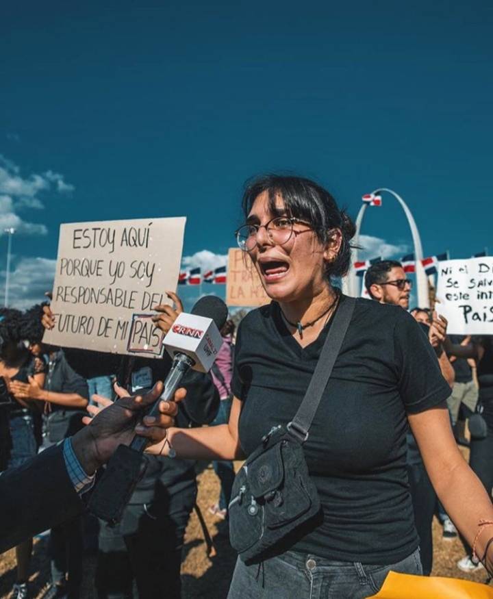 «Los popis no cogemos pica pollo», expresan jóvenes que protestan frente JCE