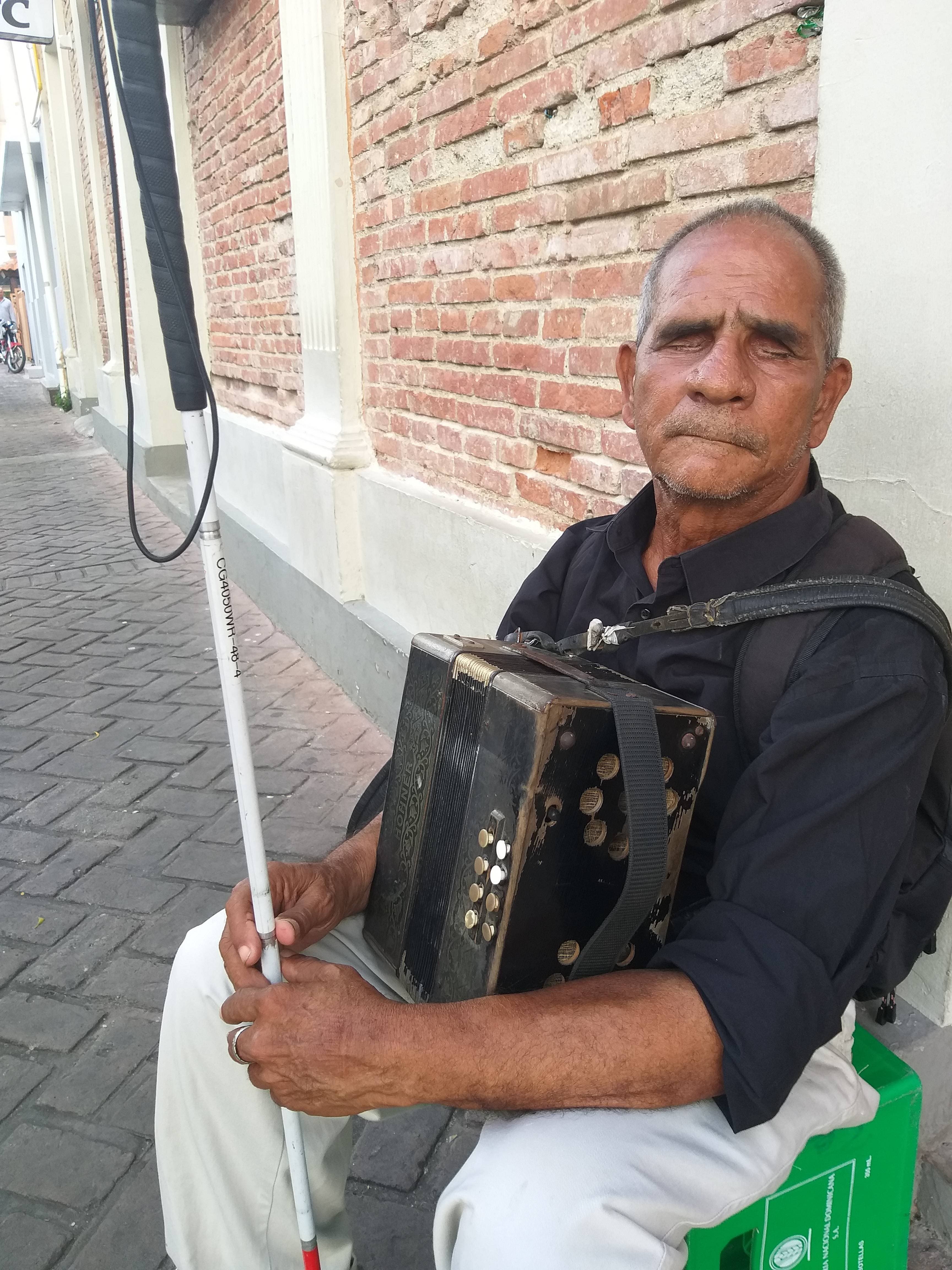 Músico invidente de 70 años pide al gobierno tarjeta  Solidaridad