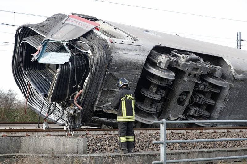 Video: Un tren de alta velocidad descarrila en el norte de Italia y deja dos muertos y 27 heridos